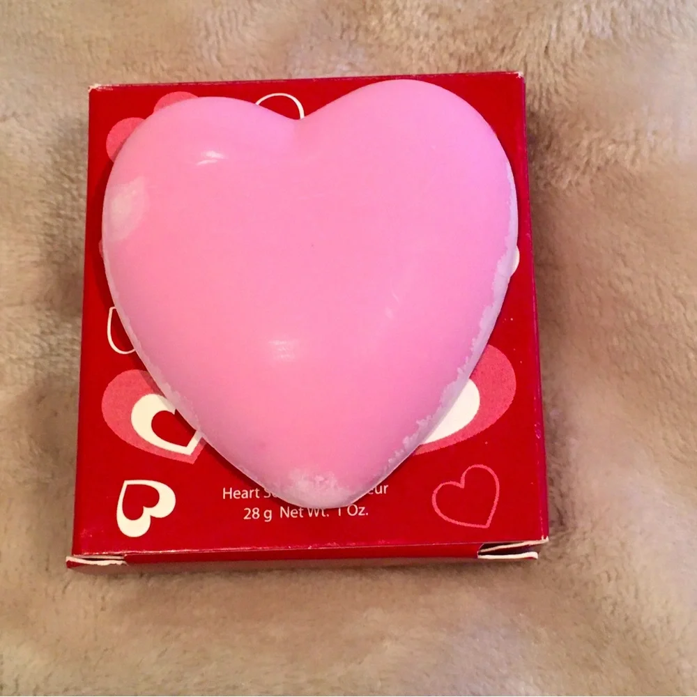 *3/$20* BEAUTIFUL HEART SOAP DISH & HEART SHAPED SOAP IN PINK. SOAP IS 1 OZ.